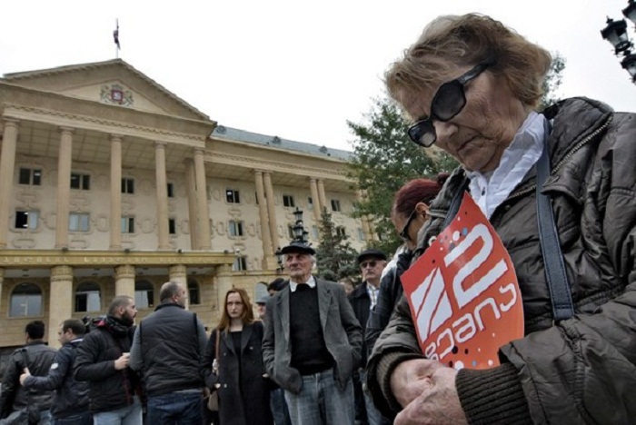 Hundreds Rally In Tbilisi To Support Embattled TV Channel - V?DEO